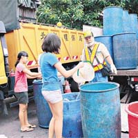 台灣政府強制回收廚餘，每天垃圾車經過社區，市民需將廚餘放置特定膠桶，並要再分類生、熟處理。