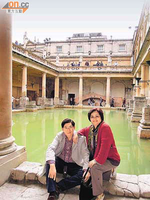 容永祺夫婦到英國見證大仔畢業，仲暢遊巴斯千年古羅馬浴池。	（容永祺提供）