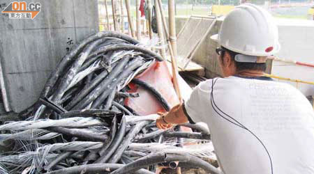 有地盤職工指當日有賊人在地盤替電纜「脫皮」，取走銅線。