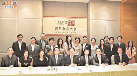 施榮忻（前排左四）同各副主席，成功連任新一屆董事會。	（百仁基金提供）