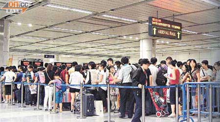 深圳灣管制站<br>上周六早上九時多，深圳灣管制站約有五百名內地旅客等候過關。