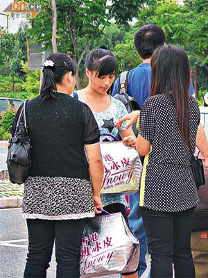 不少旅客從香港購買月餅回內地送贈親友。	（黃少君攝）