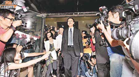 陳志雲獲判無罪後，在王喜等人陪同下，笑容滿臉離開法院。	