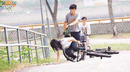 有單車友突然失衡跌倒，令後來的單車差點相撞。	（崔祖佑攝）