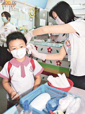幼稚園會加派人員為學童測體溫以預防流感傳染。