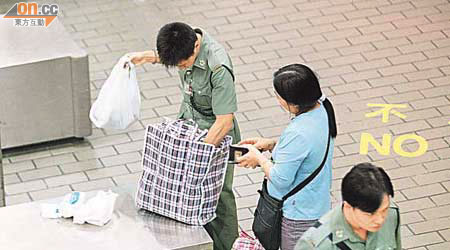 海關人員在管制站內負責向旅客搜身及搜查行李。	（資料圖片）