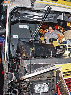 車長受傷被困車內，需由消防員救出送院。	（張曉楠攝）