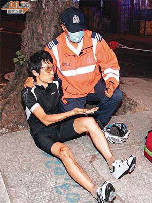 單車手膝部受輕傷由救護員包紮。（張曉楠攝）