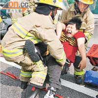 陳港榮<br>私家車司機由消防員救出時叫痛不停。