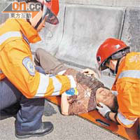 陳婉華<br>外母被救出後由救護人員進行急救。