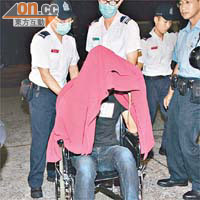另一名受傷男子需坐輪椅送院。	（馮戈攝）