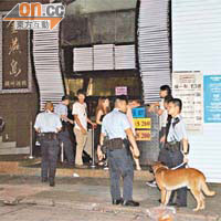 警員帶同警犬到場搜捕兇徒。