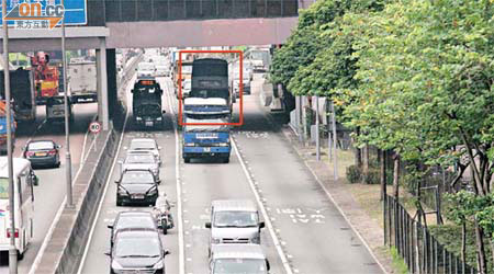 巴士連環切線過程<br>一輛前往城門隧道的九巴（紅框），由慢線切入中線。