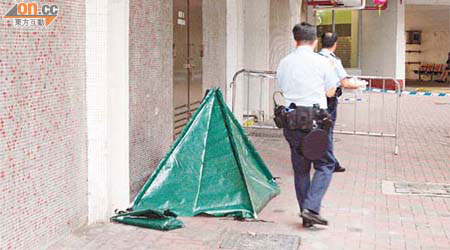 警方架起帳篷將屍體遮蓋。	（蕭植梧攝）