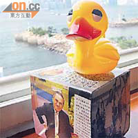 當年打敗日本人嘅黃色小鴨，已成為香港玩具業歷史嘅一部分。	（溫國佳攝）