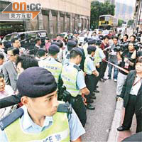 雖然昨日僅有不足廿名示威者，但警方仍如驚弓之鳥，派出半百警員嚴密布防。