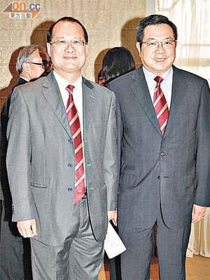蔡冠深（左）獲頒嶺大榮譽博士，潮州商會會長陳幼南（右）都戥佢開心。	（何偉鴻攝）