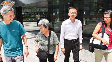 獲判勝訴的居民黃民強（左）與妻子周碧香（左二），右二為協助他們的區議員陳偉明。	（霍振鋒攝）