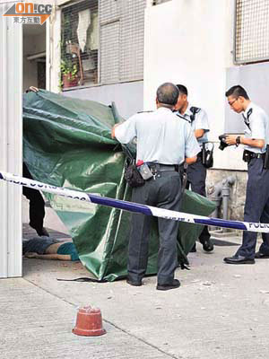 警員在女子抹窗墮樓死亡現場調查。