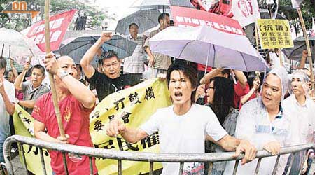 鄉議局今年六月發起包圍立法會行動，逾千鄉民冒雨參加。