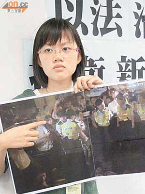 被捕記者蔡珮雯展示當晚她在進行採訪工作的相片。	（郭曉樂攝）