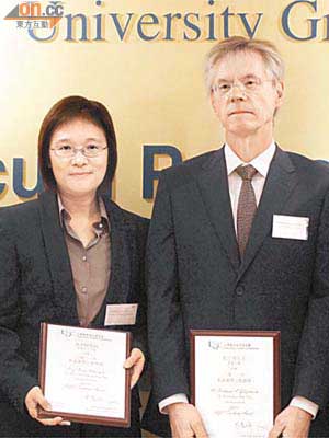 潘偉賢（左）及郭力祺獲頒傑出教學獎。	（高嘉業攝）