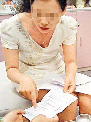 中介公司負責人王小姐向記者出示醫生文件，極力推銷「影子孕婦」服務。