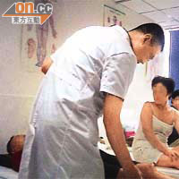直擊內地醫師打針連環圖<br>中醫師安排病人到病房接受針灸。