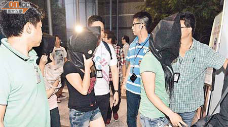 涉嫌在酒店接客賣淫的女子被蒙頭帶署。	（左蘭慶攝）