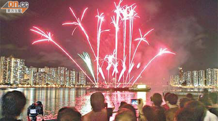 「荃灣煙火匯演」昨晚在荃灣海濱長廊對開海面舉行，吸引逾千名市民欣賞	（羅錦鴻攝）