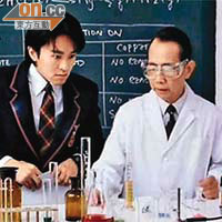 曾近榮在電影《逃學威龍》中客串沒有記性的化學老師角色為觀眾津津樂道。