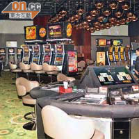 摩卡位於旅遊塔的角子機娛樂場，設有二百六十部角子機及電子枱機。
