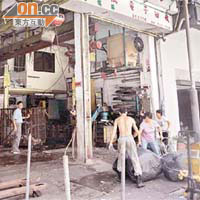 陳在九龍灣經營五金廢紙回收店舖十多年，聘有五名員工。