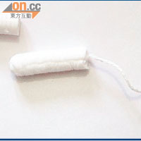 市面上售賣的衞生棉條（中）利用小型線筒（左及右）推入陰道，期間可能將細菌送入陰道內。