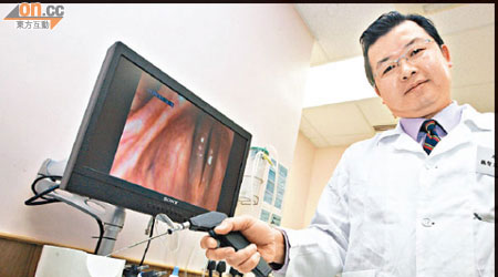 仁濟醫院耳鼻喉科顧問醫生魏智文示範使用頻閃喉頸檢查儀器。
