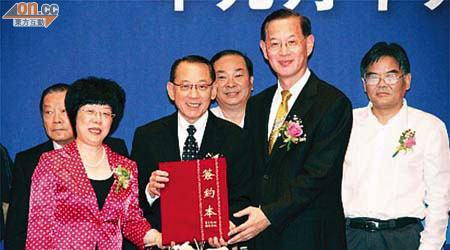 楊受成（左三）到杭州出席「英皇影視文化村」簽訂貸款協議儀式。右起：邵占維、陳石及黃坤明，左二為王利亞。