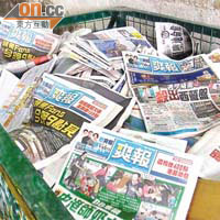 荃灣一間回收場的鐵籠內，堆滿被棄置的《爽報》。
