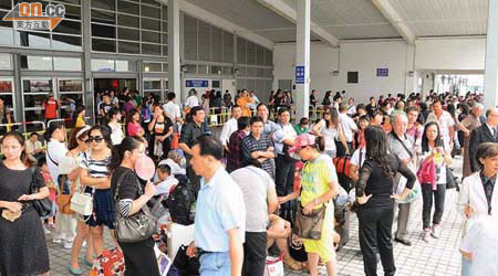 約三百名內地江西旅客滯留在澳門北安臨時碼頭外。	（本報澳門圖片）