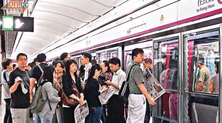錦上路站聚集大批乘客。	（黃君堡攝）