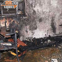 單位客廳被燒至破爛不堪。