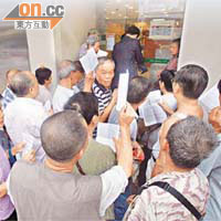 領取六千元首個登記日，大批市民湧到銀行門外交表。