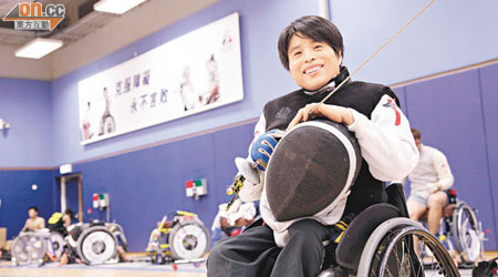 曹萍是輪椅劍擊義務教練，為本地殘疾運動薪火相傳。