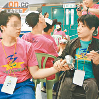 曹萍（右）經常教導未接觸過輪椅劍擊的初班學員，「由唔識教到識」。（受訪者提供）