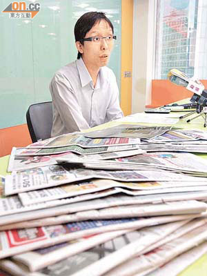 譚凱邦建議所有免費報紙實行回收再派措施。	（羅錦鴻攝）