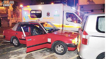 老司機疑病發，的士失控撞向路旁的七人車。	（吳建明攝）