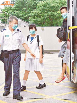 被針筒刺傷女生由父親陪同送院。	（曾紹良攝）