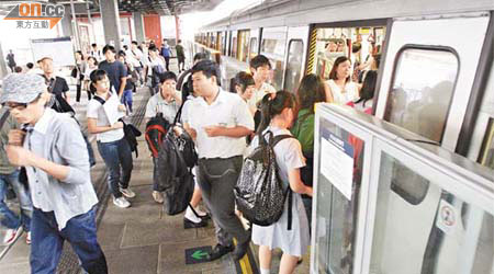 九龍灣站的月台閘門近期故障頻仍，其中一道閘門昨又因故障而暫停使用。