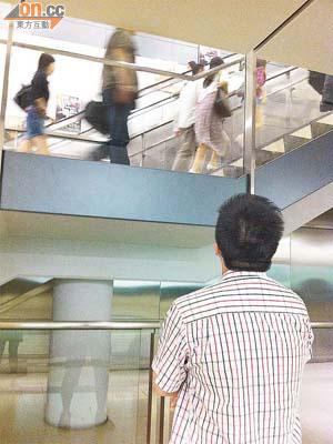 尖東<br>港鐵尖東站往大堂樓梯，採以玻璃設計，偷窺狂可一覽女士裙下春光。	（設計圖片）