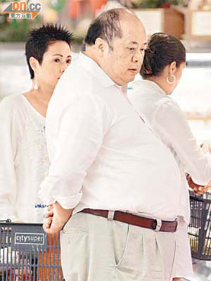 張華峰（前）同太太（左）推住車仔行超市，不知幾恩愛。	（陳嘉順攝）