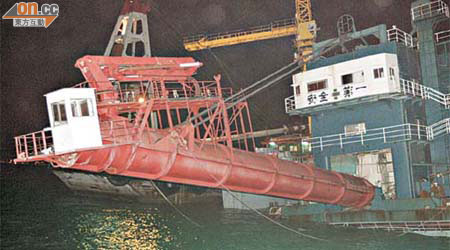 半潛躉工作船的混凝土運輸巨臂昨晚經紓緩後降低至船面水平。	（李豪杰攝）